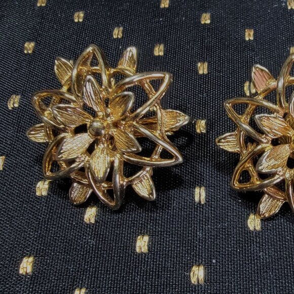 Vintage Sarah Coventry Gold Tone Flower Clip on Earrings - Picture 1 of 2